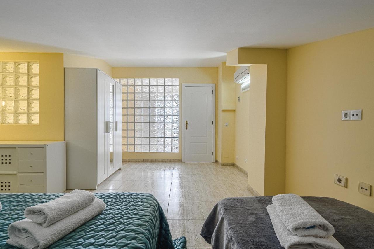 Red Large Family Apartment, Three Floors, 10 Guests 阿德耶 外观 照片