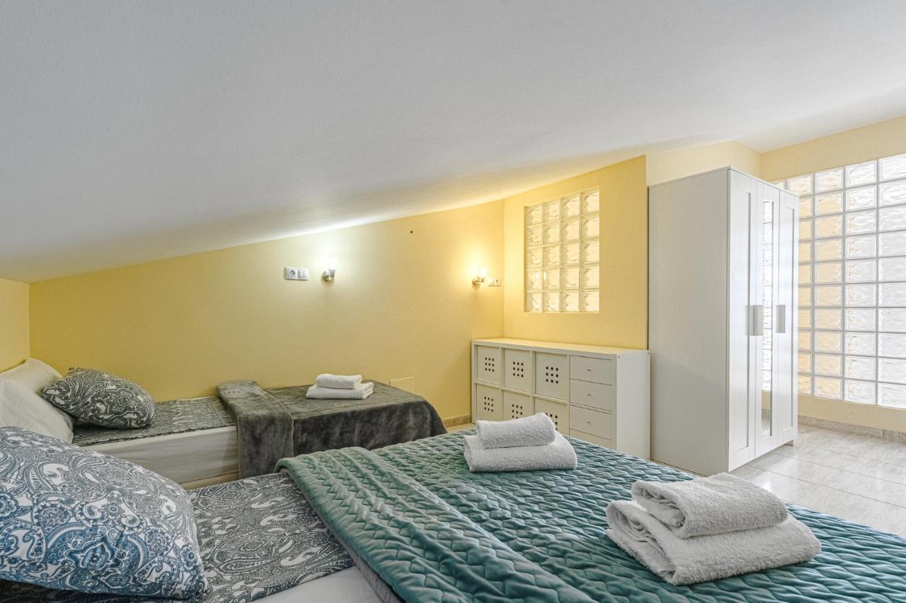 Red Large Family Apartment, Three Floors, 10 Guests 阿德耶 外观 照片