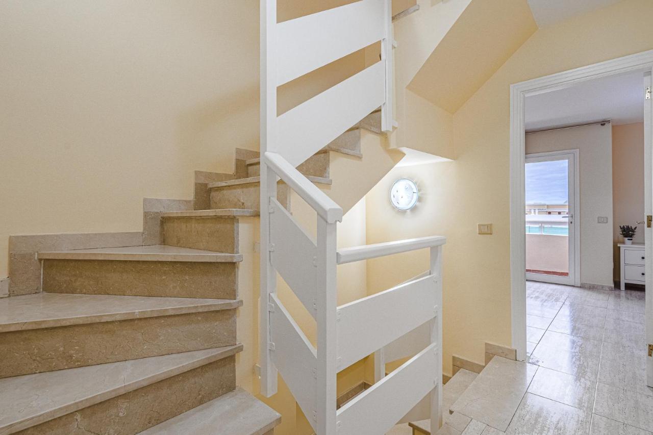 Red Large Family Apartment, Three Floors, 10 Guests 阿德耶 外观 照片