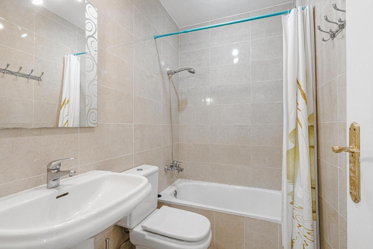 Red Large Family Apartment, Three Floors, 10 Guests 阿德耶 外观 照片
