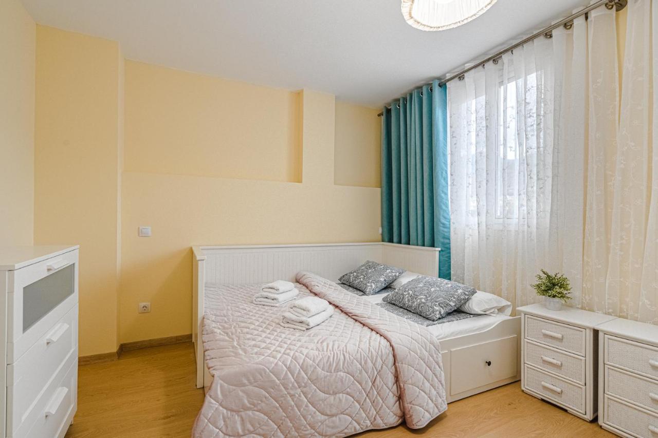 Red Large Family Apartment, Three Floors, 10 Guests 阿德耶 外观 照片