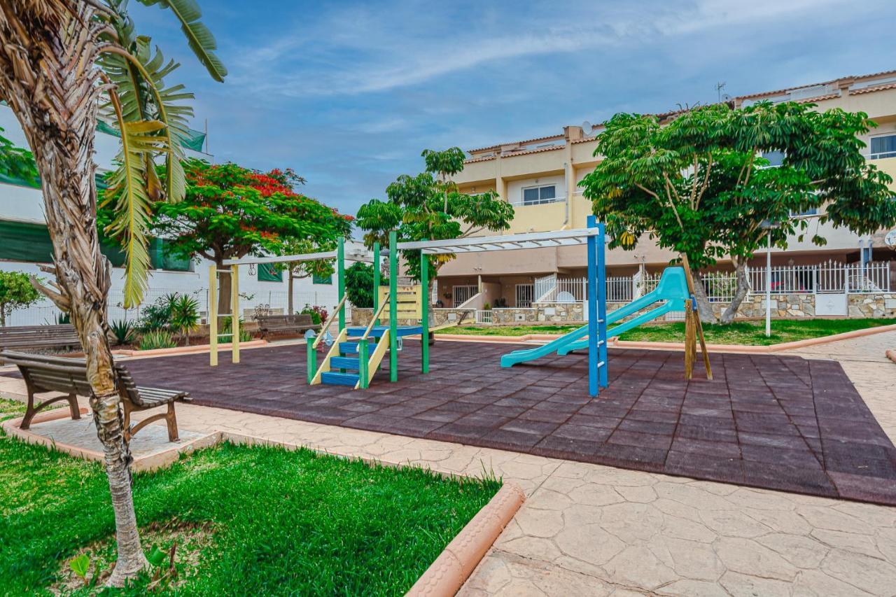 Red Large Family Apartment, Three Floors, 10 Guests 阿德耶 外观 照片