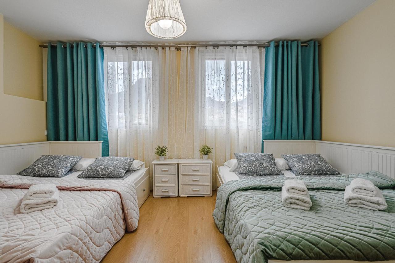 Red Large Family Apartment, Three Floors, 10 Guests 阿德耶 外观 照片