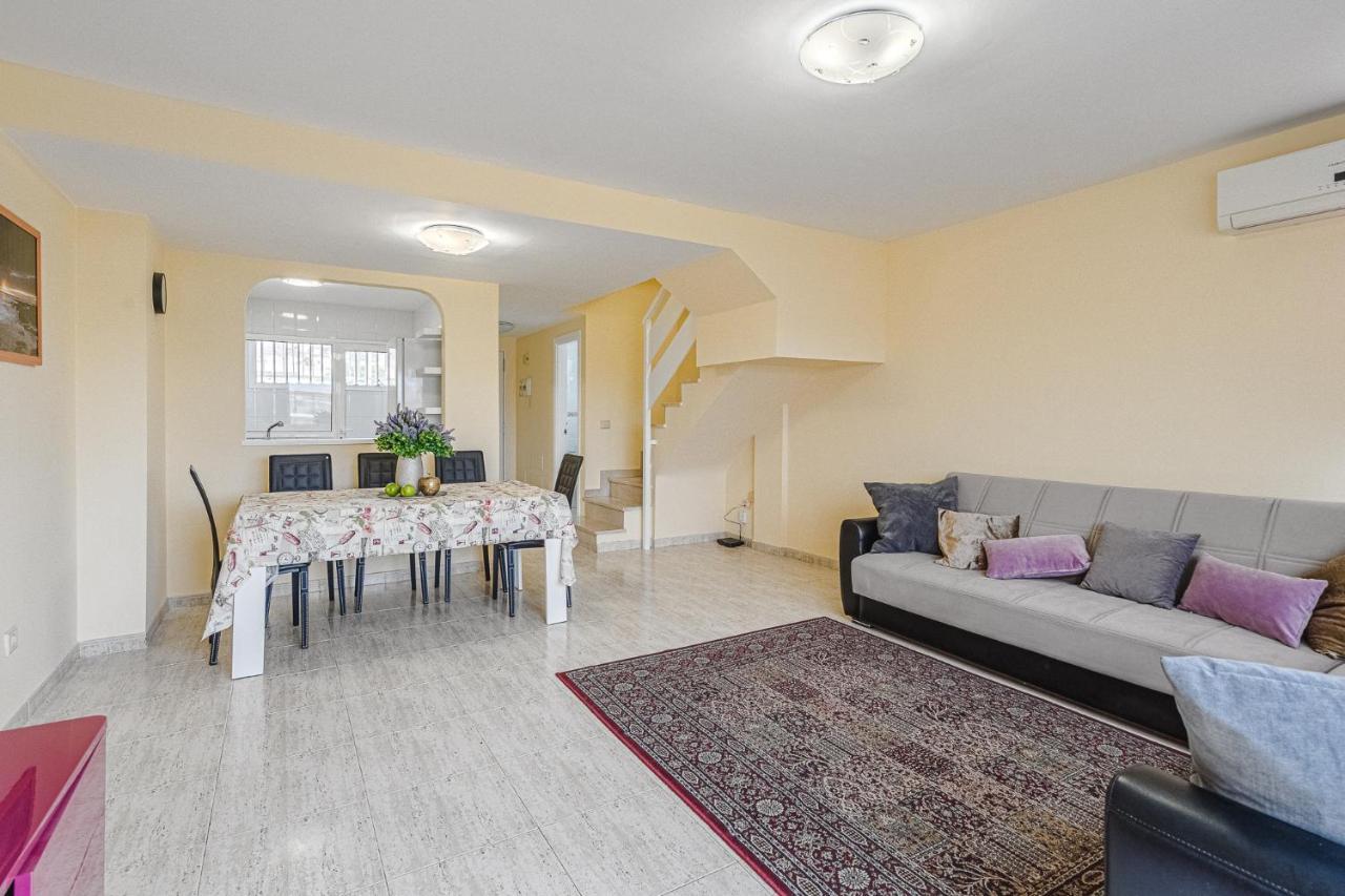 Red Large Family Apartment, Three Floors, 10 Guests 阿德耶 外观 照片