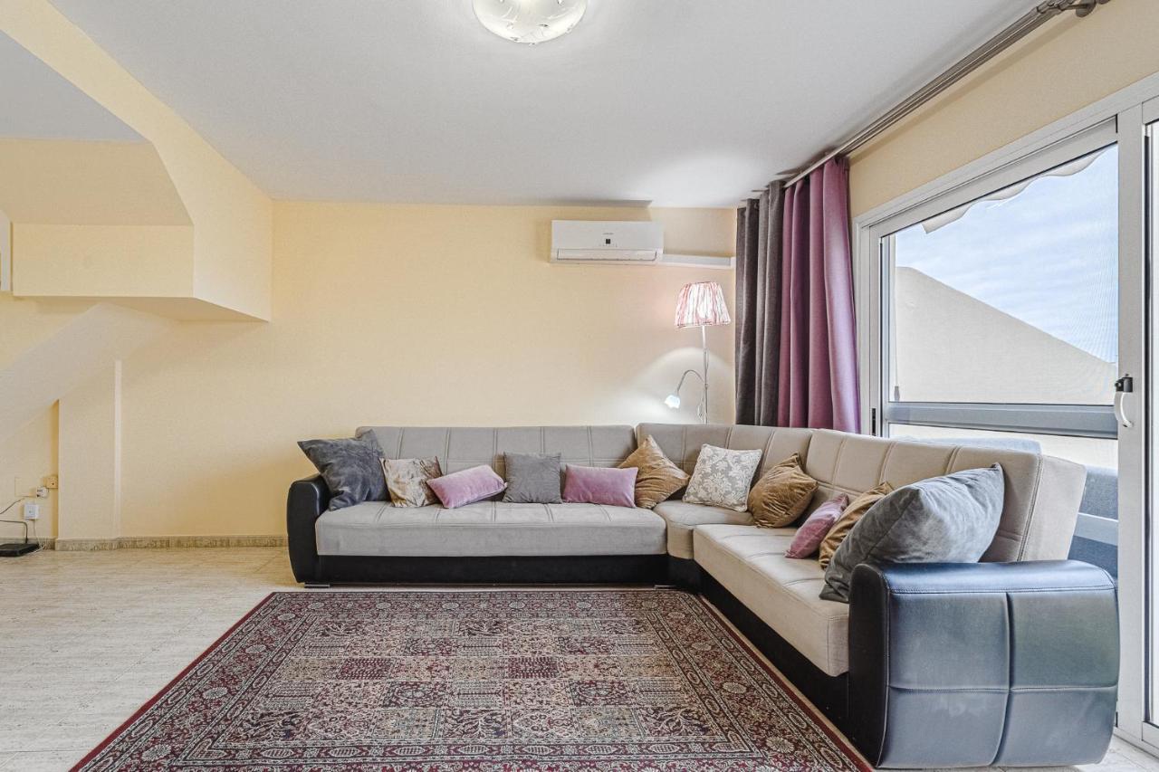 Red Large Family Apartment, Three Floors, 10 Guests 阿德耶 外观 照片