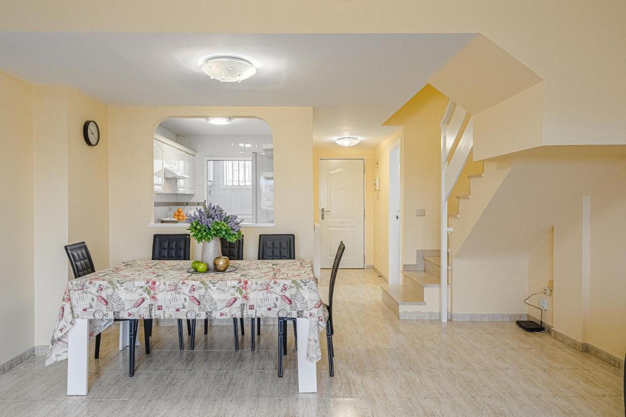 Red Large Family Apartment, Three Floors, 10 Guests 阿德耶 外观 照片