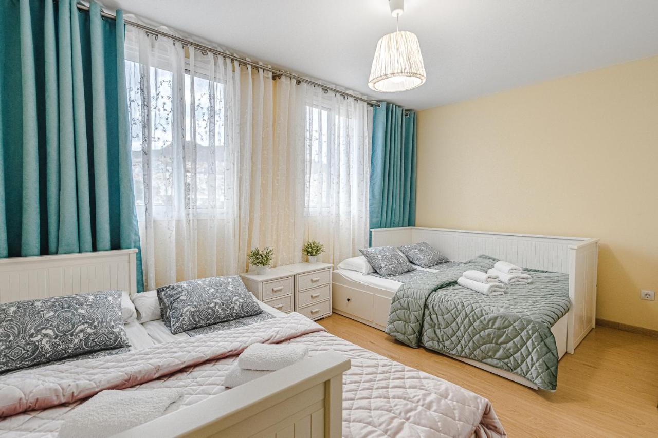 Red Large Family Apartment, Three Floors, 10 Guests 阿德耶 外观 照片