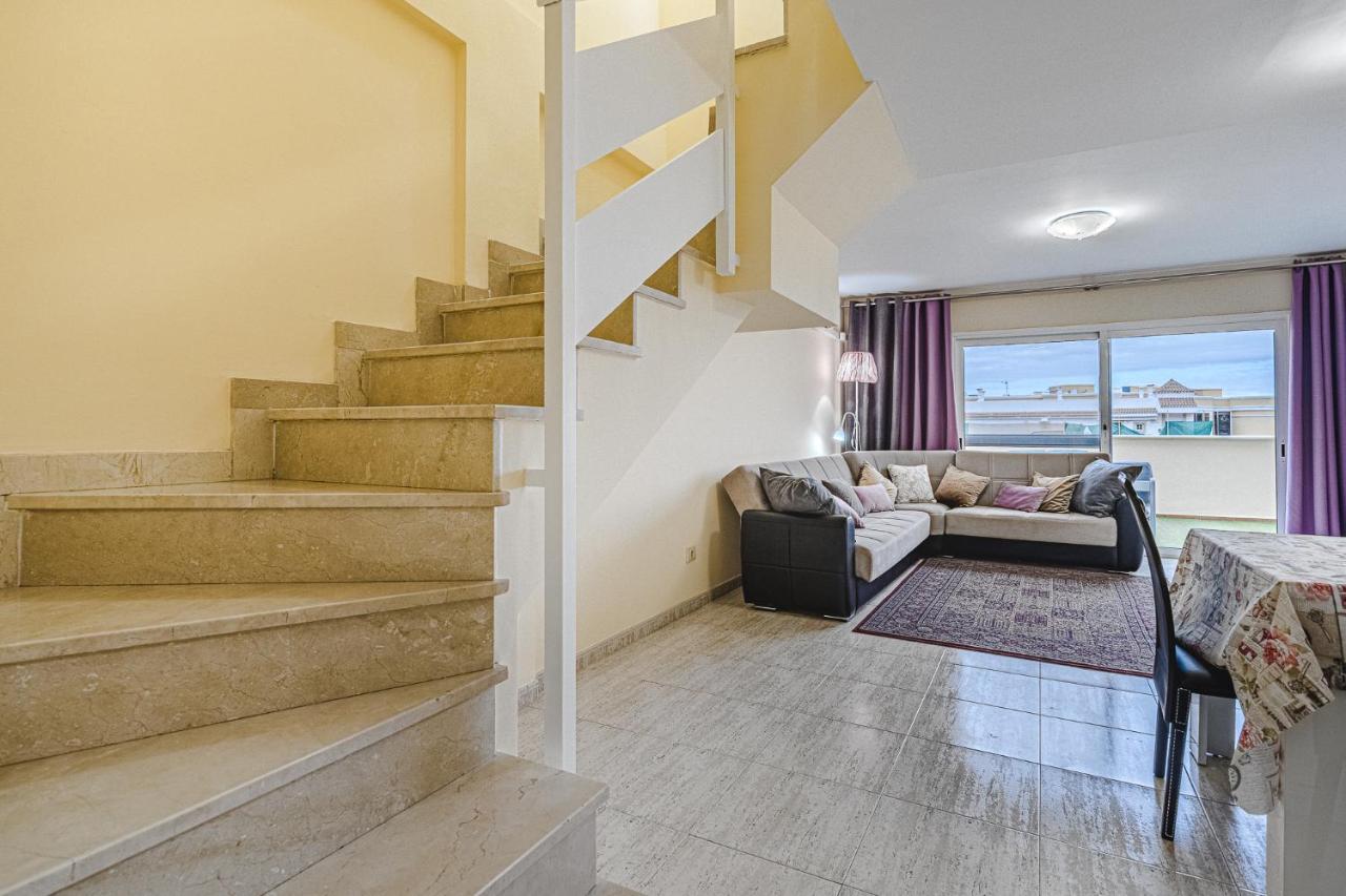 Red Large Family Apartment, Three Floors, 10 Guests 阿德耶 外观 照片